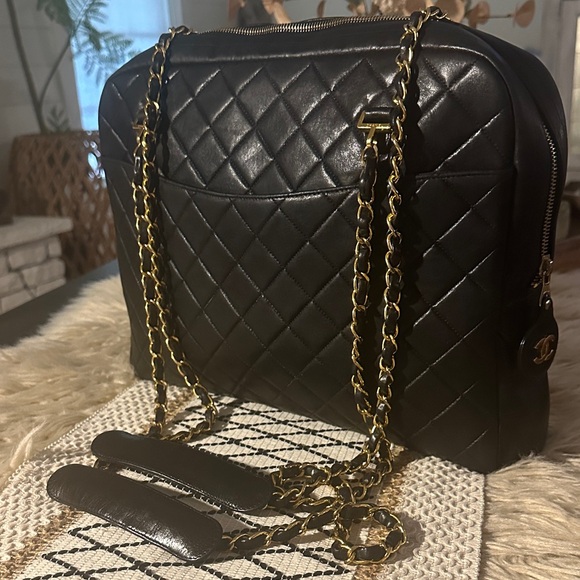 CHANEL Handbags - CHANEL Black Quilted Leather Shoulder Bag with Gold Chain